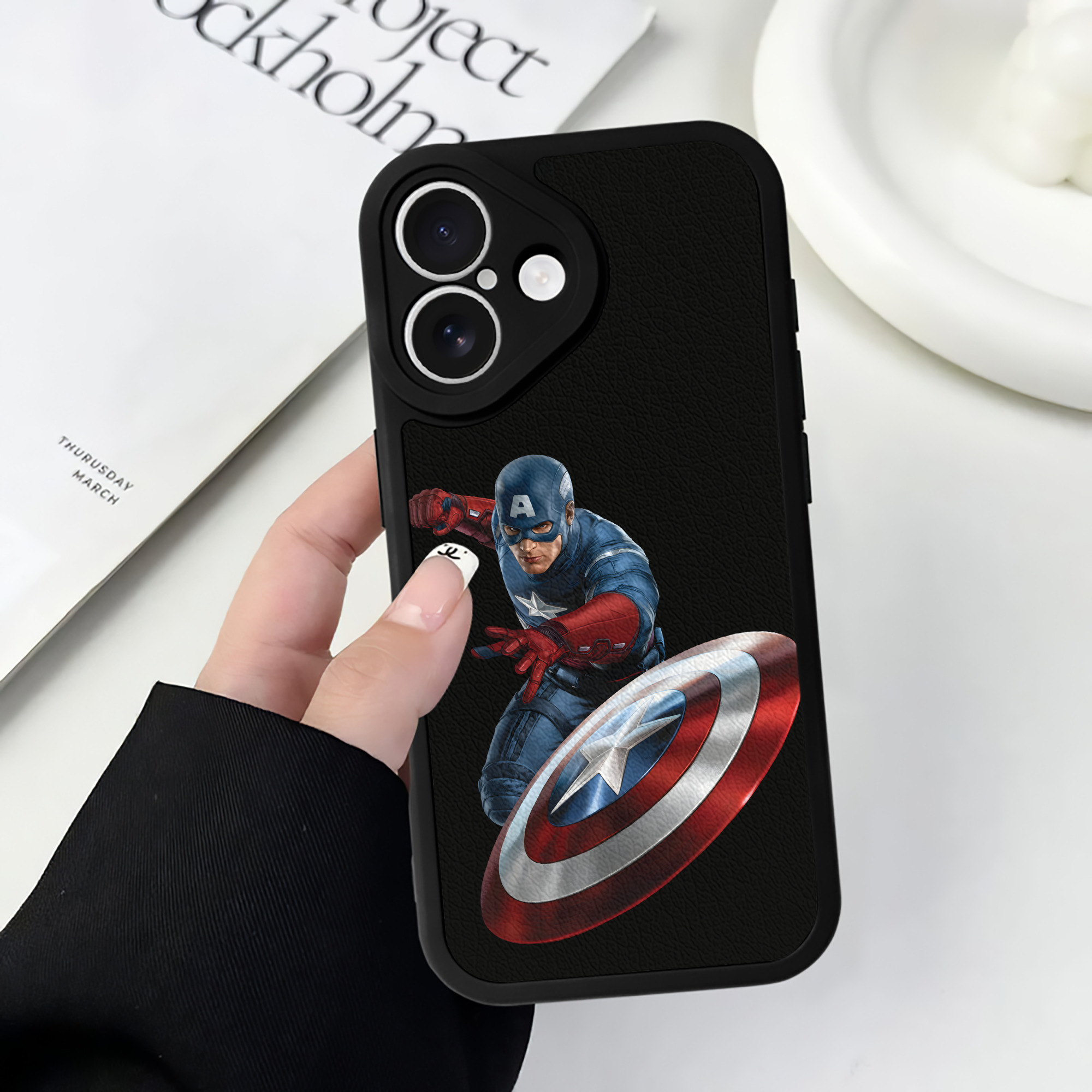 （画像用） アベンジャーズ The Avengers 【iPhone 16シリーズ対応】シリコンスマホケース（レザー調） 材質：シリコン